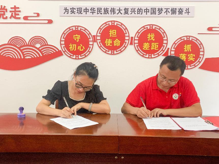 开云线上平台_开云（中国）校团委与龙湾乡政府签署了“大学生社会实践基地” 结对共建协议