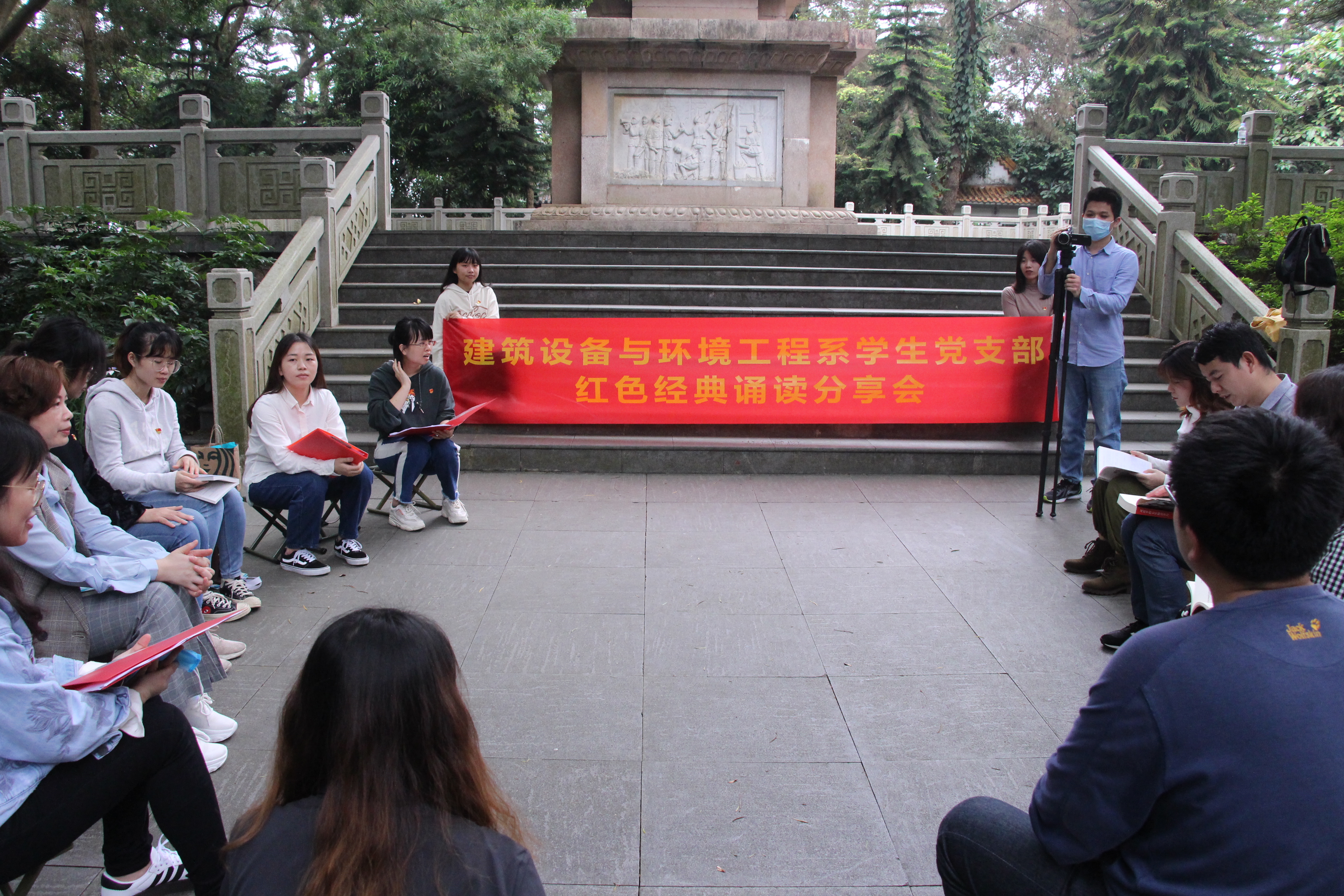 党员们进行红色经典诵读分享