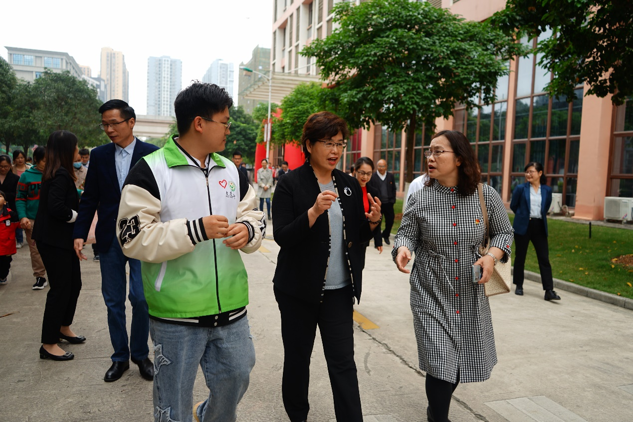 自治区残联党组书记、理事长黄丽娟（中）与开云线上平台_开云（中国）设备学院党总支书记侯文淑（右）对活动进行深入沟通交流