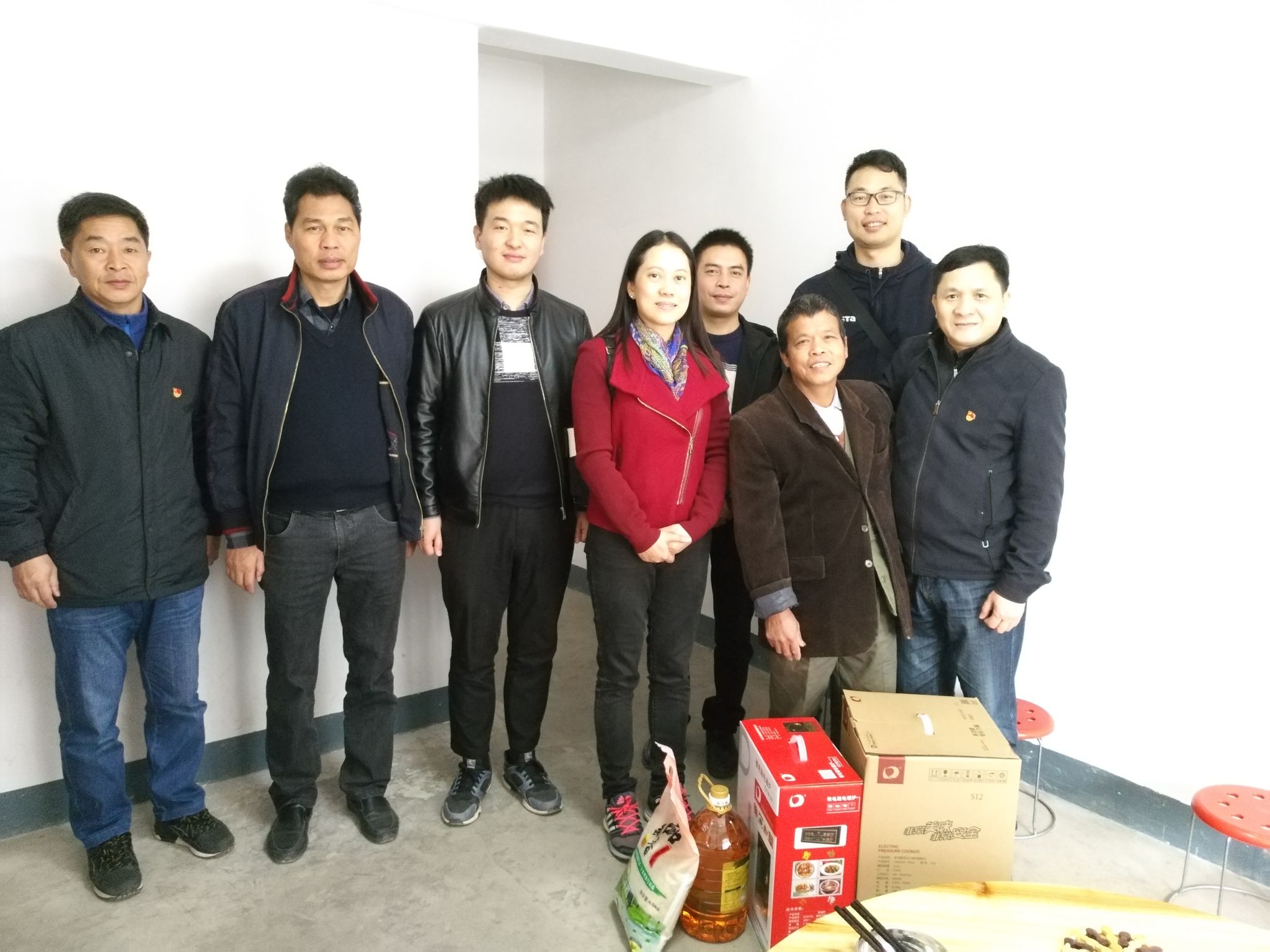 为贫困户送上油、米、电磁炉等慰问品