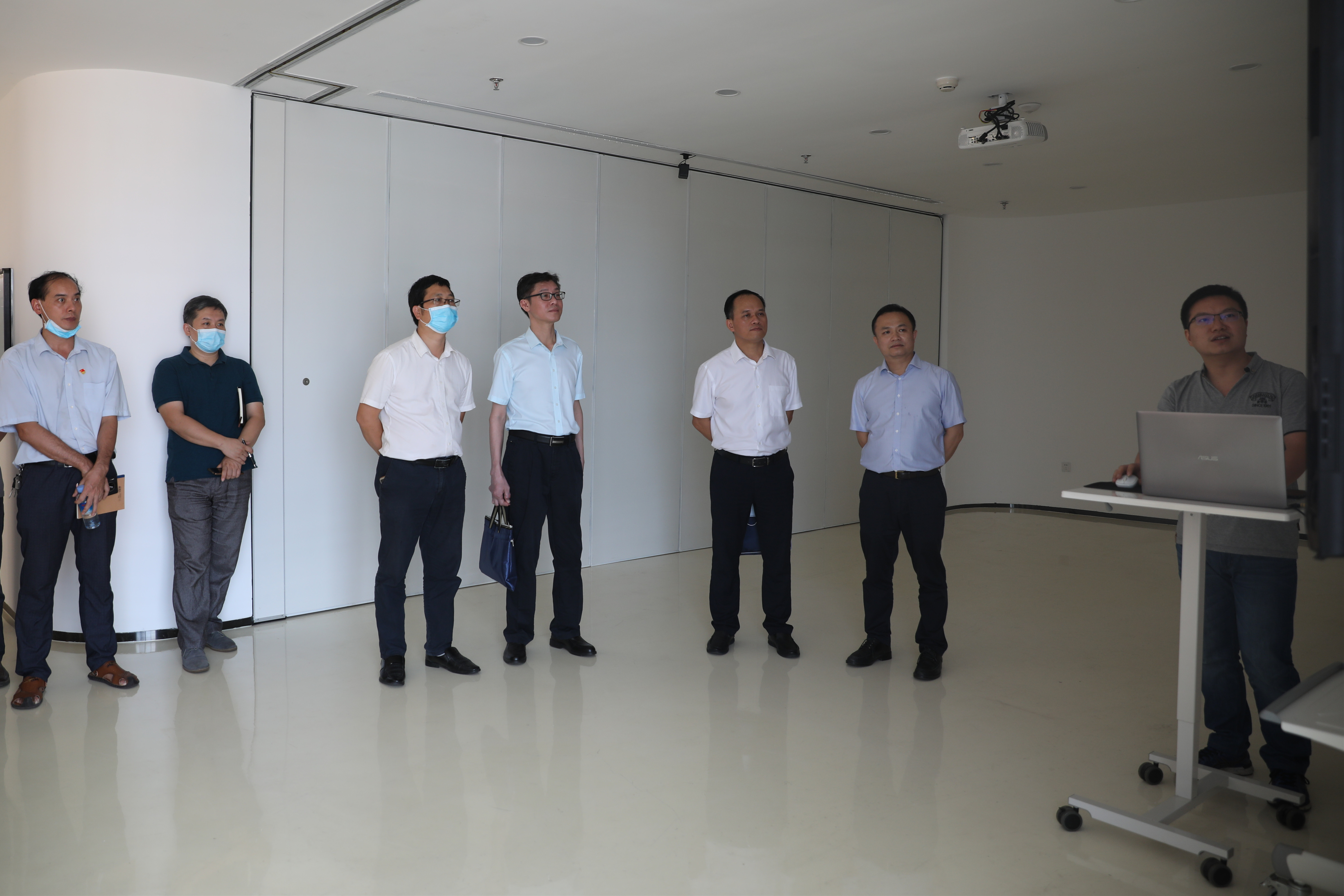 与会人员参观开云线上平台_开云（中国）BIM中心