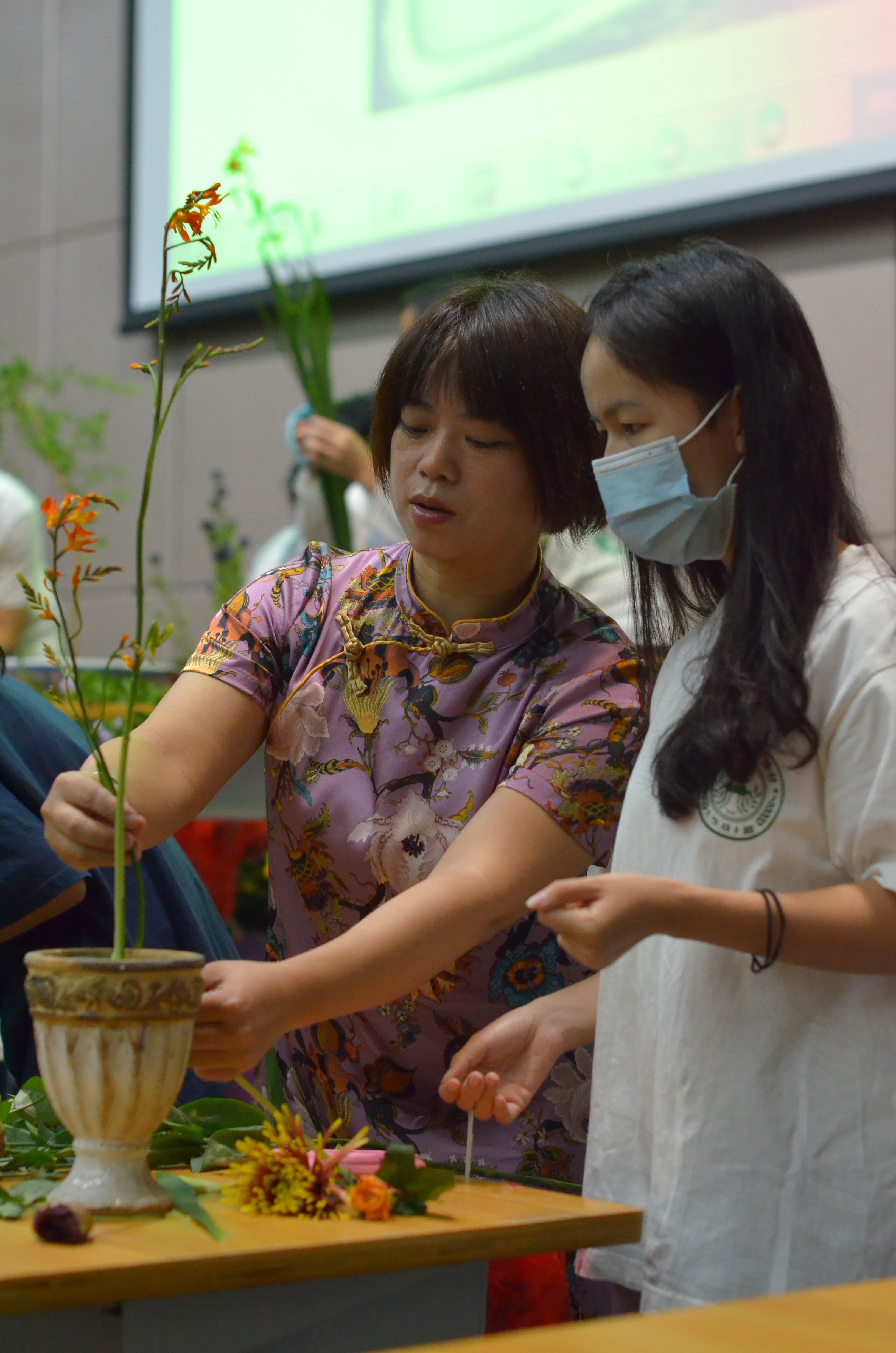 师生现场插花互动